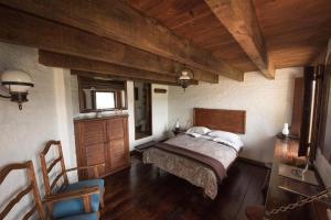 1 dormitorio con cama y techo de madera en Club de Vela Santa María en Valle de Bravo