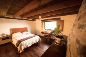 1 dormitorio con cama y mesa con maceta en Club de Vela Santa María en Valle de Bravo