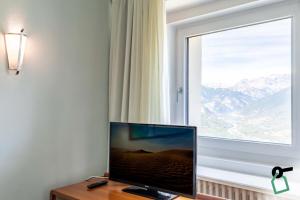 TV a/nebo společenská místnost v ubytování HOTIDAY Room Collection - Sauze Torre