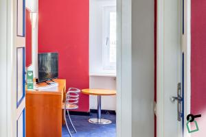 TV a/nebo společenská místnost v ubytování HOTIDAY Room Collection - Sauze Torre