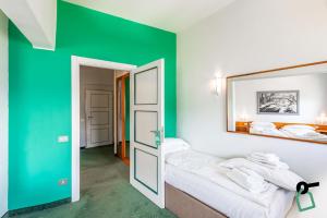 Postel nebo postele na pokoji v ubytování HOTIDAY Room Collection - Sauze Torre