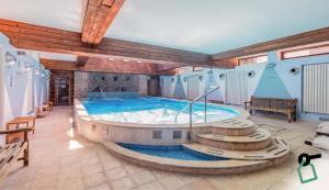 Bazén v ubytování HOTIDAY Room Collection - Sauze Torre nebo v jeho okolí