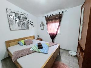 een slaapkamer met 2 bedden en een raam bij Villa Colonia Vir in Vir