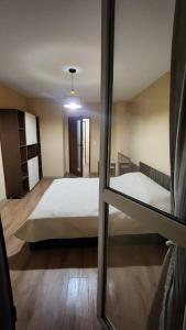 - une chambre avec un lit et un miroir dans l'établissement Budget overnight- Struma highway, à Pernik