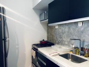 uma pequena cozinha com um lavatório e um frigorífico em Luxury apartment in Palermo em Buenos Aires