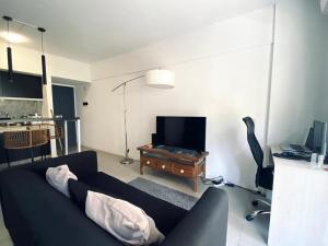 uma sala de estar com um sofá preto e uma mesa em Luxury apartment in Palermo em Buenos Aires