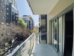 uma varanda com vista para a cidade em Luxury apartment in Palermo em Buenos Aires