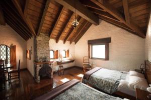 a bedroom with two beds and a fireplace in a room at Club de Vela Santa María in Valle de Bravo