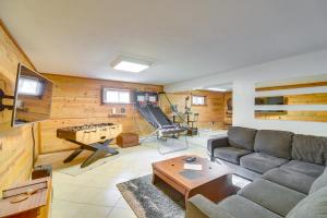 sala de estar con sofá y mesa de ping pong en Creekside Cabin Easy Access to i-70 and Slopes!, en Dumont