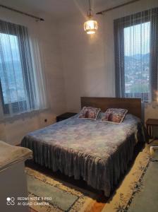 sypialnia z łóżkiem i dwiema poduszkami w obiekcie Issy Apartment w Sarajewie