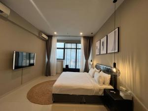 una camera con un letto e una televisione di City View Studio Unit a Phnom Penh