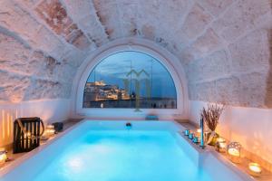 Bazén v ubytování Dimora Matteotti by Meravigliosa Puglia RealEstate nebo v jeho okolí