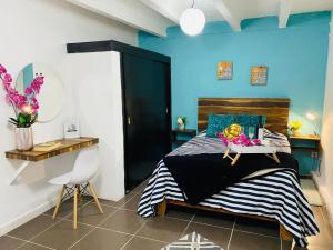a bedroom with a bed with a black and blue wall at Departamento centrico - Bufa House in Guanajuato