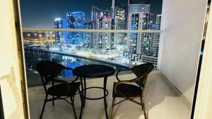 Fotografie z fotogalerie ubytování Phineek Homes Luxury Studio With Canal View Damac Maison Prive Business Bay v Dubaji