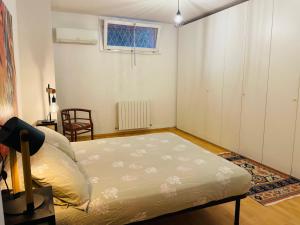 a bedroom with a bed in a room with a window at Accogliente Appartamento Spazioso in Grosseto