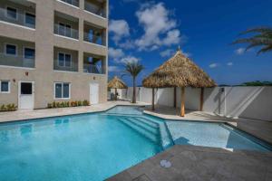 une piscine en face d'un bâtiment dans l'établissement Commandeurs Apartments unit 4D, à Oranjestad