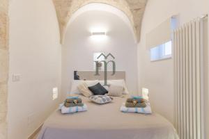 a bedroom with a bed with a number forty on it at Dimora Matteotti by Meravigliosa Puglia RealEstate in Ostuni