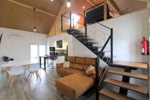 sala de estar con escalera y sofá en Solar das Estrelas, en Fátima