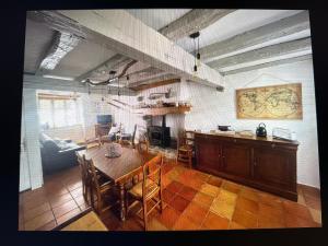 a kitchen and dining room with a table and chairs at Agréable maison de village au cœur de Sarrancolin in Sarrancolin