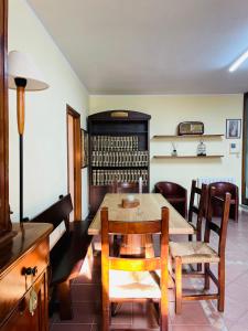 a dining room with a wooden table and chairs at Accogliente Appartamento Spazioso in Grosseto