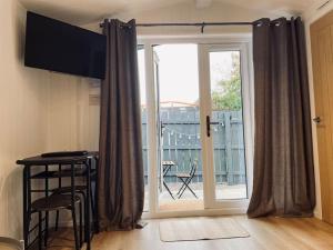 TV a/nebo společenská místnost v ubytování West Highland Snug