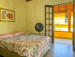 瓜拉雷馬的住宿－Chacara com Wi-Fi e muito lazer em Guararema SP，一间带床的卧室,位于带窗户的房间内