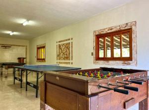 瓜拉雷馬的住宿－Chacara com Wi-Fi e muito lazer em Guararema SP，一间设有乒乓球桌和乒乓球桌的房间