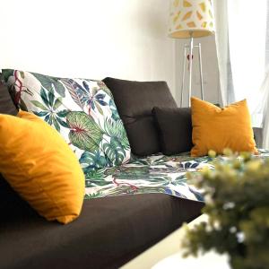 un divano nero con cuscini gialli e una coperta colorata di Modern And Bright 1 Bed Apt In Diamantes1k101 a Los Cristianos