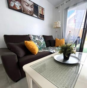 un soggiorno con divano e tavolo di Modern And Bright 1 Bed Apt In Diamantes1k101 a Los Cristianos
