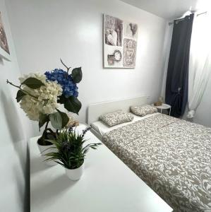una camera con letto e vaso di fiori di Modern And Bright 1 Bed Apt In Diamantes1k101 a Los Cristianos