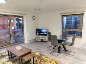 Et tv og/eller underholdning på Kensington House by Solitaire Suites