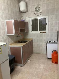 A kitchen or kitchenette at بيت المصيف