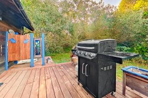 a grill sitting on a wooden deck on a patio at Parkside in Cleone