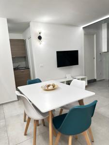 - une salle à manger blanche avec une table et des chaises blanches dans l'établissement CARMA SUITE, à Naples