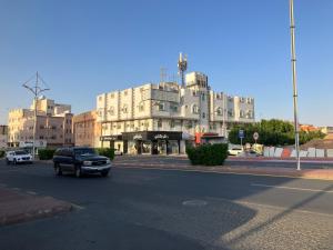 塔伊夫的住宿－بيت المصيف，一辆卡车在建筑物前驶向街道