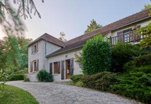 Uma casa branca com uma entrada à frente. em Maison de Standing - Proche Zoo et centre ville - Parking privé - Le Haut Bois em Saint-Aignan