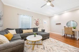 un salon avec un canapé et une table dans l'établissement * Lux Modern Retreat * Downtown * King Beds *, à Durham