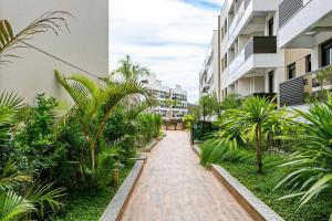 a walkway through the courtyard of a building at Apartamentos a 240m do mar Floripa-SC ADC in Florianópolis