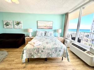 - une chambre avec un lit et une vue sur l'océan dans l'établissement Turtle Time in Castaways Resort, à Daytona Beach
