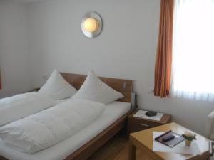 Ein Bett oder Betten in einem Zimmer der Unterkunft Gasthof Hosbein