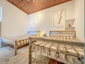 two beds in a room with two bedsitures at Mountain Bliss Guesthouse 1 next to Sougia in Agrilés