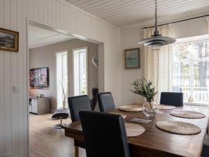 呂勒奧的住宿－Riverfront Cosy Villa in Luleå，一间带木桌和椅子的用餐室