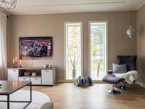 uma sala de estar com um sofá e uma mesa em Riverfront Cosy Villa in Luleå em Luleå