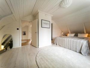 una camera con letto al centro della stanza di Riverfront Cosy Villa in Luleå a Luleå