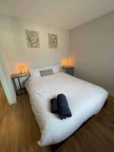 1 dormitorio con 1 cama blanca y 2 almohadas azules en Gable House en Crewe