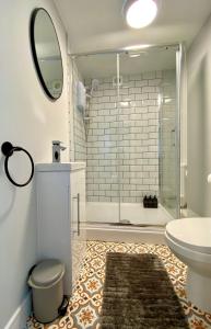een badkamer met een douche, een toilet en een wastafel bij Gable House in Crewe