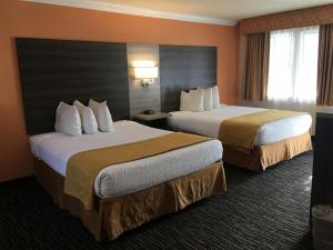 Postel nebo postele na pokoji v ubytování Arbor Inn Monterey