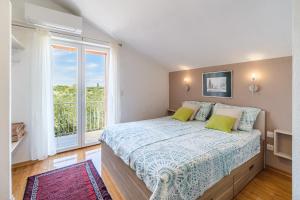 Postel nebo postele na pokoji v ubytování Holiday Home Kuća Sunca + 37 fotografií