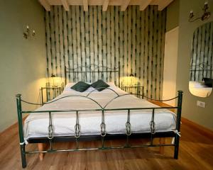 1 cama con marco de metal en una habitación en Domus 44 Apartments, en Verona