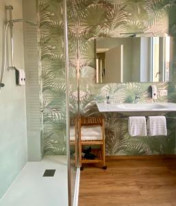 W łazience znajduje się prysznic i umywalka. w obiekcie Domus 44 Apartments w Weronie